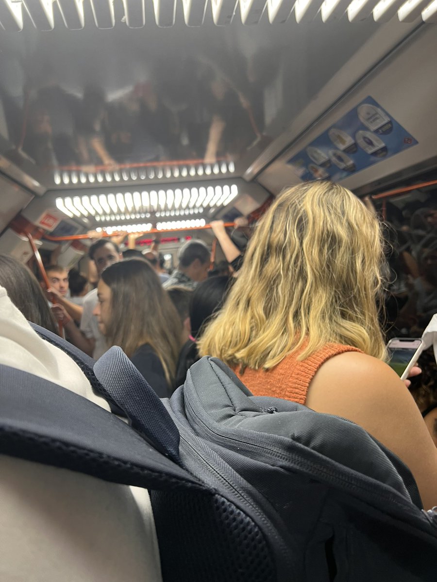 Indirabf's tweet photo. @metro_madrid ¿es normal que en pleno mes de septiembre y en hora punta las frecuencias entre unos metros y otros sea casi de 10 minutos y que vayamos como sardinas en lata? https://t.co/57IZsbmYWO