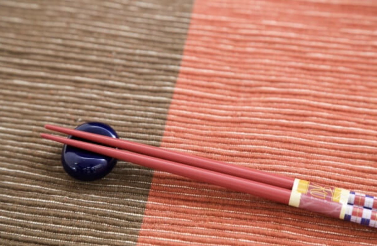 Shibby3601's tweet photo. Japanese chopsticks, or Hashi, are great souvenirs. You can find them everywhere in Japan, from handmade to factory-made. Some even offer personalized options. Perfect for sushi lovers!

#JapaneseSouvenirs
#Chopsticks https://t.co/wmsCRqYBTY