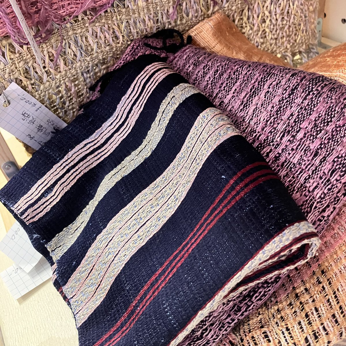 rosy_plus's tweet photo. 残暑が続きますが、機織り作家の「M-55」が9月になったので復活です。さすがにまだ冬物は暑いということでシルクなど中心に今使えるショールを納品してくれました。#weaving #handwoven #hataori #handwoventextile #手織 #機織り https://t.co/TxR67Mnxpg