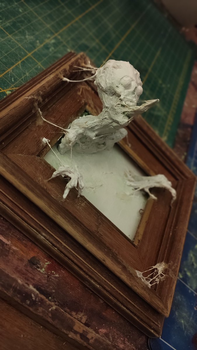 C'est parti pour le stream ! Si tu veux papoter avec moi pendant que je peinds ça, c'est par ici :
twitch.tv/mad_moisie
#art #oilpainting