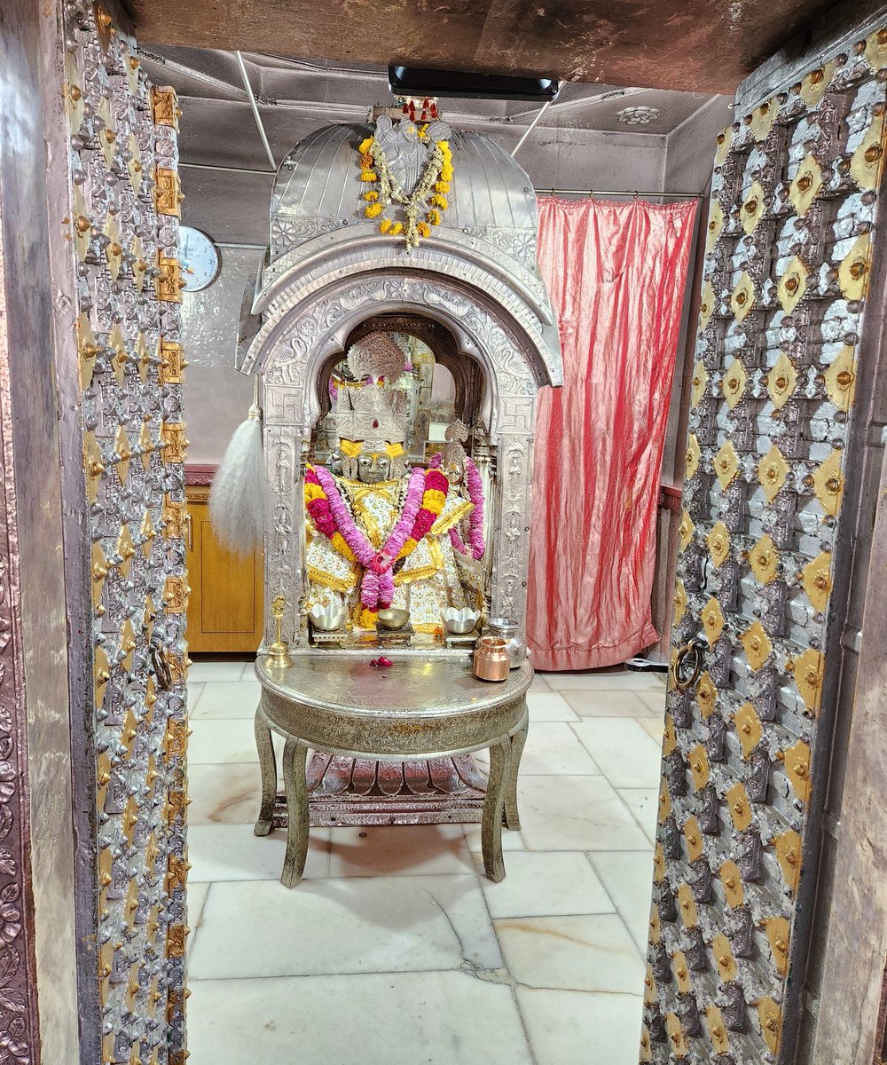 तीर्थराज पुष्कर में श्री ब्रह्मा मन्दिर में पूजा अर्चना कर आशीर्वाद प्राप्त करने का सौभाग्य मिला एवं पवित्र सरोवर पुष्कर में आरती कर समस्त प्रदेशवासियों के खुशहाली की कामना की। #Rajasthan