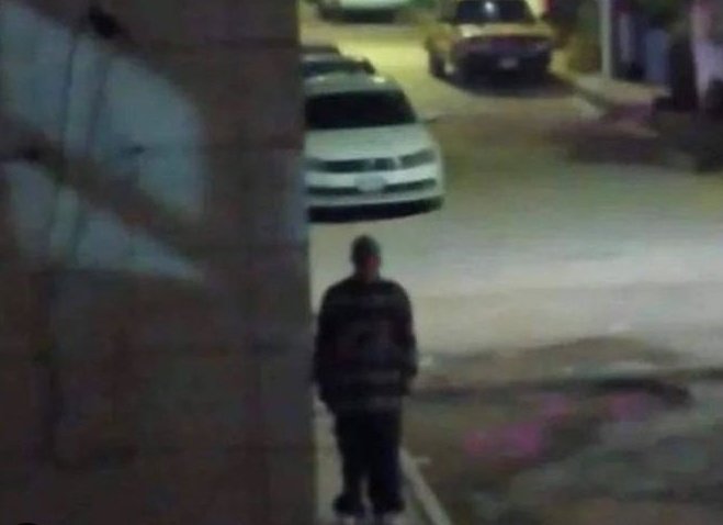 no salgas afuera que anda un chabon raro en la esquina.

mi compa afuera esperandome porque le dije que le iba a regalar un porro: