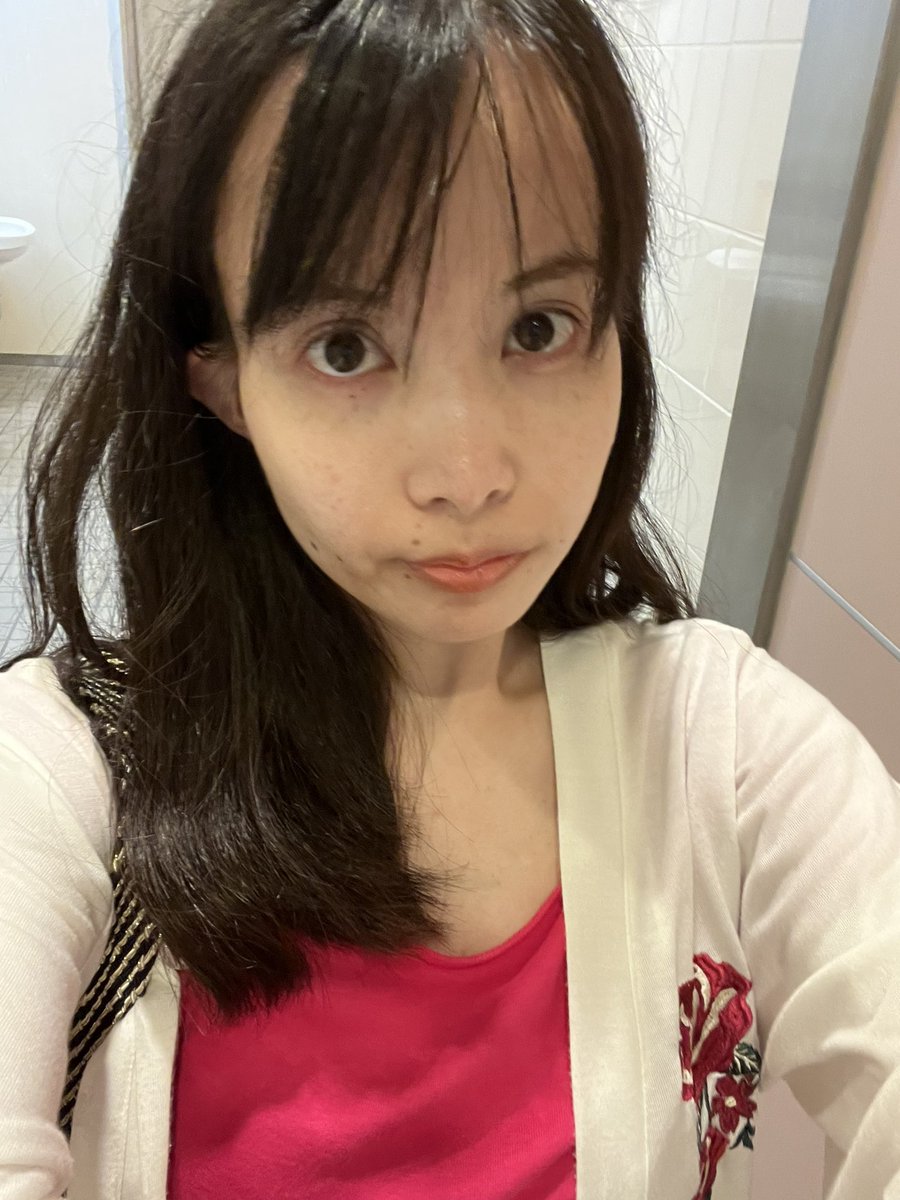 f7d4rLwpL8Pyxby's tweet photo. イベントに行った写真
1枚目上にかき氷が乗ってて、中はゼリートつぶつぶしたものが入ってて、美味しかった！
2枚目は、色が変わる炭酸の飲み物！
写真撮ってる間に色の変化がわからなかった笑

久しぶりにメイクして、洋服も何着るか迷った。またメイクとファッションに興味を持つようになった！ https://t.co/zvXB4XhJcc
