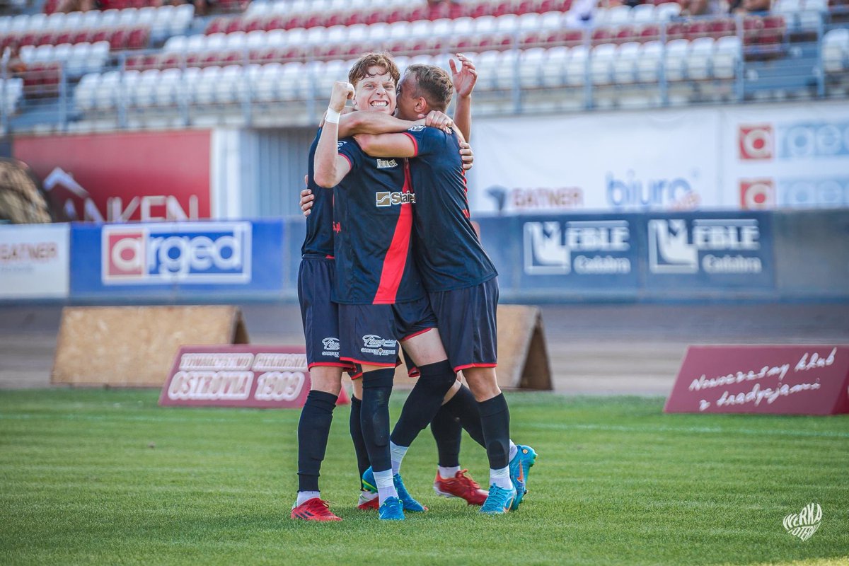 KPPoloniaLeszno's tweet photo. 𝗠𝗔𝗠𝗬 𝗧𝗢! ⚪️🔴 Po bramkach Michała Płocharczyka i Karola Smoły pokonujemy Ostrovia 1909 i wywozimy z Ostrowa Wielkopolskiego pierwszy wyjazdowy komplet punktów! 🤝🏼 #OSTPOL
90’ | Ostrovia – Polonia (1:2) https://t.co/sQYalszJsr