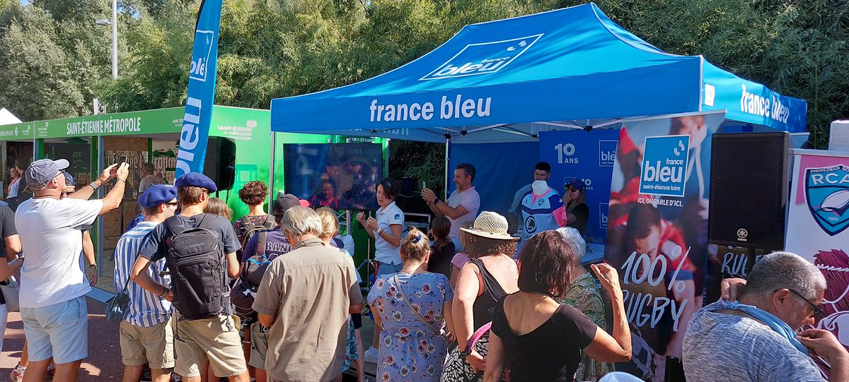 Bel anniversaire aussi à @bleustetienne qui pour ses 10 ans a partagé avec ses auditeurs la belle ambiance du village rugby à <a href="/saint_etienne_/">Ville Saint-Étienne</a> #Loire