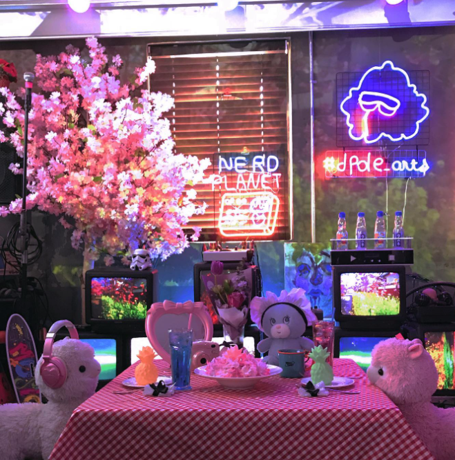 mainichi_kr's tweet image. ソウルおすすめカフェ🇰🇷☕️
【#너드플래닛（#NERDPLANET）】

エモすぎる内装に心が超ワクワクする😍🎶
どこを撮っても映えてしまう不思議な空間🧸

ドリンクもエモさ満点で種類も豊富❣
アイドルセンイルカフェも良くやっているので要チェック💕

📍上水駅1番出口から220m
#韓国旅行 #渡韓 #韓国カフェ