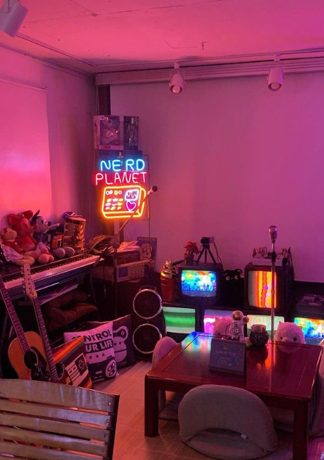 mainichi_kr's tweet image. ソウルおすすめカフェ🇰🇷☕️
【#너드플래닛（#NERDPLANET）】

エモすぎる内装に心が超ワクワクする😍🎶
どこを撮っても映えてしまう不思議な空間🧸

ドリンクもエモさ満点で種類も豊富❣
アイドルセンイルカフェも良くやっているので要チェック💕

📍上水駅1番出口から220m
#韓国旅行 #渡韓 #韓国カフェ