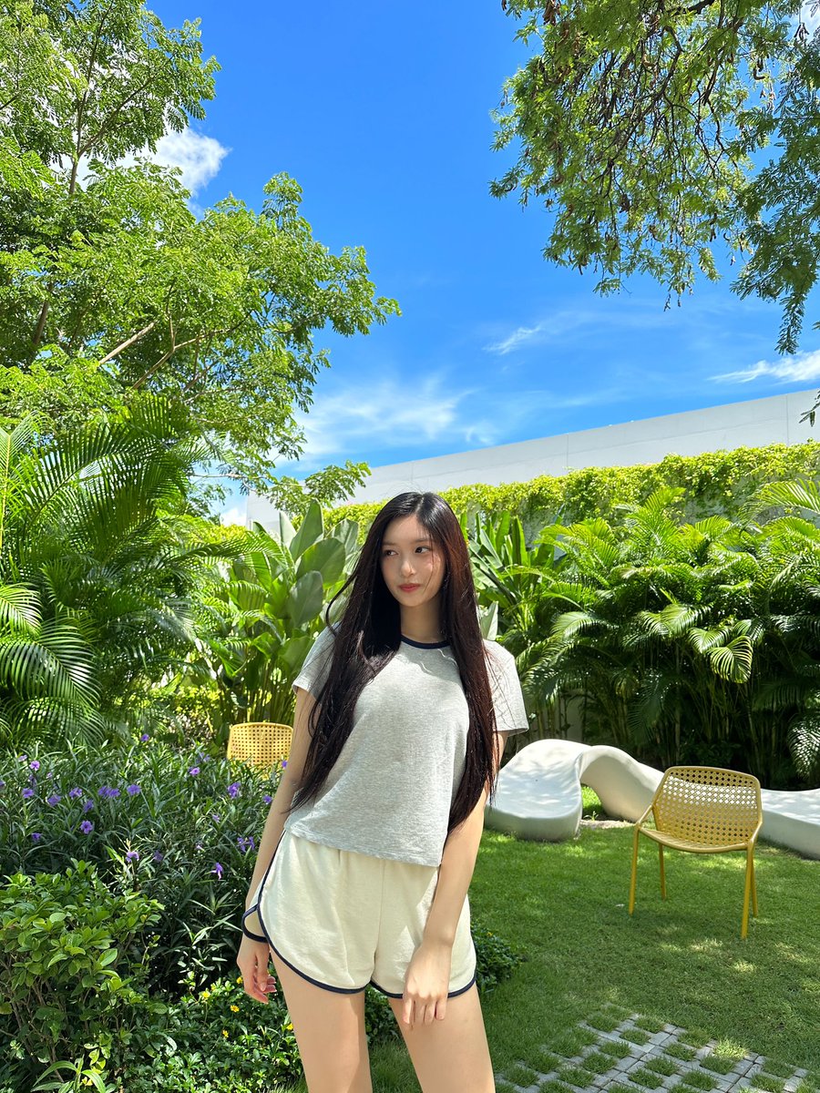 IVE_twt's tweet photo. 자연과함께 ~ 언니랑함께 ~ 💤😴🥱

#IVE #아이브 #LEESEO #이서
#1stEP #IVEMINE
#Eitherway #OfftheRecord #Baddie https://t.co/JVlUFsJEHQ