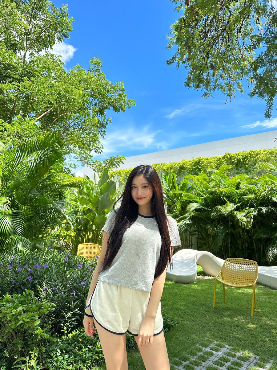 IVE_twt's tweet photo. 자연과함께 ~ 언니랑함께 ~ 💤😴🥱

#IVE #아이브 #LEESEO #이서
#1stEP #IVEMINE
#Eitherway #OfftheRecord #Baddie https://t.co/JVlUFsJEHQ