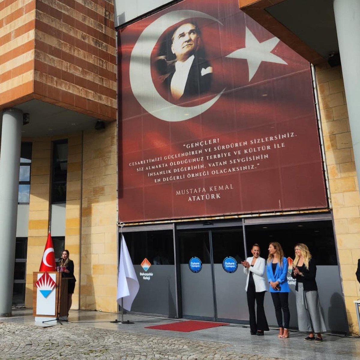 ozgeeasln's tweet photo. Cumhuriyetimizin 100. Yılında Atatürk’ün yolunda, bilimin ışığında ilerleyen, bilim ve teknolojiye yön veren öğrenciler yetiştirmek hedefiyle yeni bir eğitim öğretim yılına merhaba diyoruz. Yeni keşifler, heyecanlar ve başarılarla dolu bir yıl diliyorum. #okuladönmekgüzeldir https://t.co/IKiBne07bn