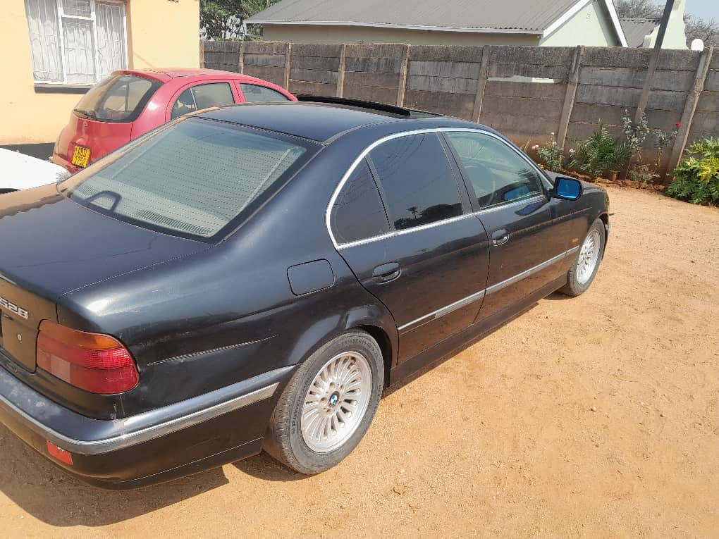 ByoCarMarket's tweet photo. Available is a BMW 5 series

Battery needs replacement
Body needs touchups

Asking price - $1300 https://t.co/04c3ml6NSX