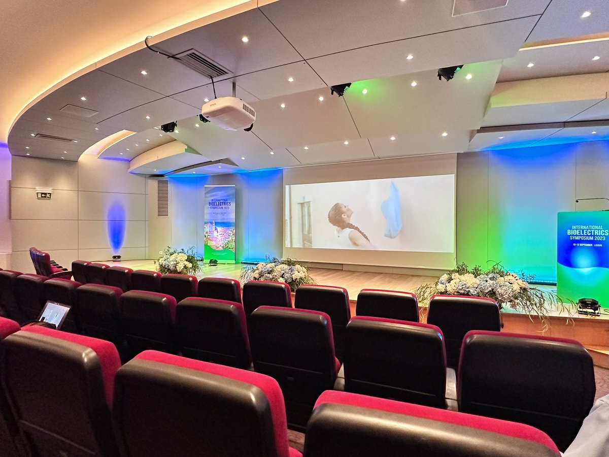 sabrinancampelo's tweet photo. Woah… did I predict the future or what. At a conference with movie theater style seats 😲
…except this is the entire auditorium so same trends hold— seating in back half concentrated on the end seats.
A hybrid version should fix the problem!
#bioelectrics2023 https://t.co/MmaHzpexw9