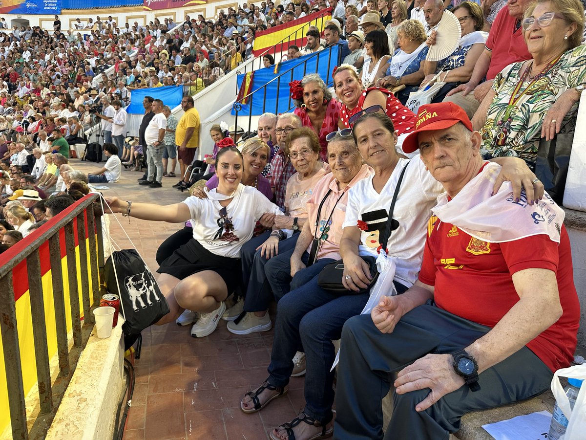 CpspmM's tweet photo. Los residentes se van a la corrida de toros. 🐃🐂👋 https://t.co/ceSUQkMDAQ