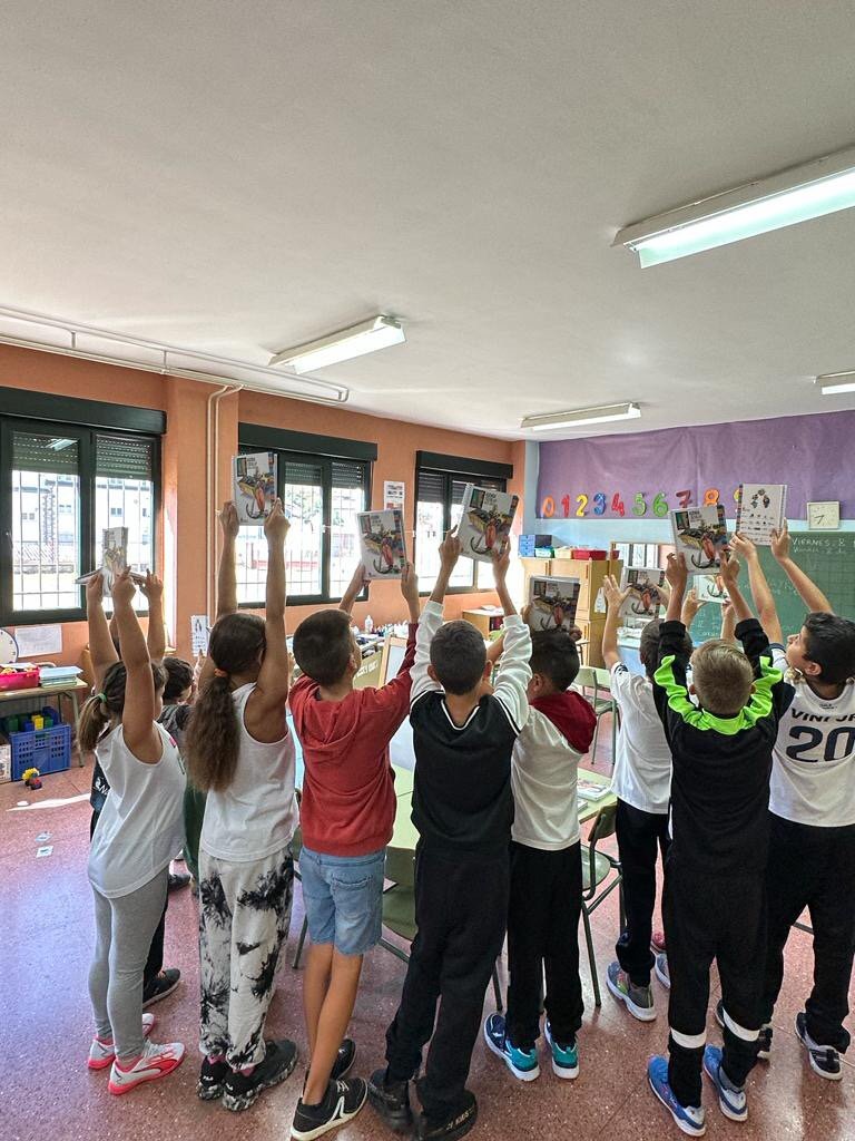 🎒 BACK to SCHOOL! 🚸
😎 Entregamos la agenda #minera a los alumn@s de los centros CRA Puebla de Lillo, CRA Santa Bárbara Olleros de Sabero y CEIP CRA de Riaño.
🔝 Así concienciamos a los más pequeños sobre la importancia de la #minería en la sociedad
💪 ¡Feliz curso!
<a href="/jcyl/">Junta de Castilla y León</a>