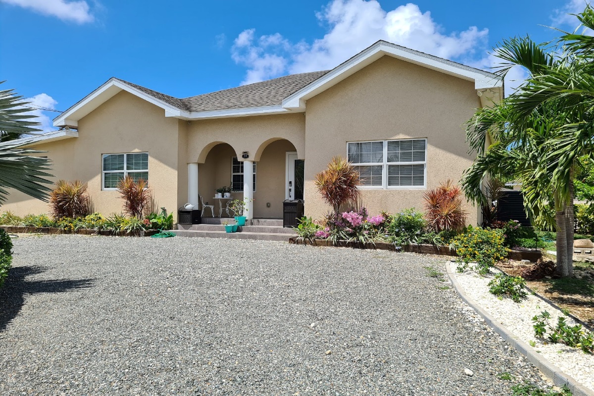 Midland_House's tweet photo. Midland House is a spacious and beautifully decorated family–friendly #home with a neat bunk bedroom, #tropicallandscape and a #woodendeck which extends the reach of the livable space to the #outdoors. https://t.co/vznl7lKYSE https://t.co/sTnfFEG8ET