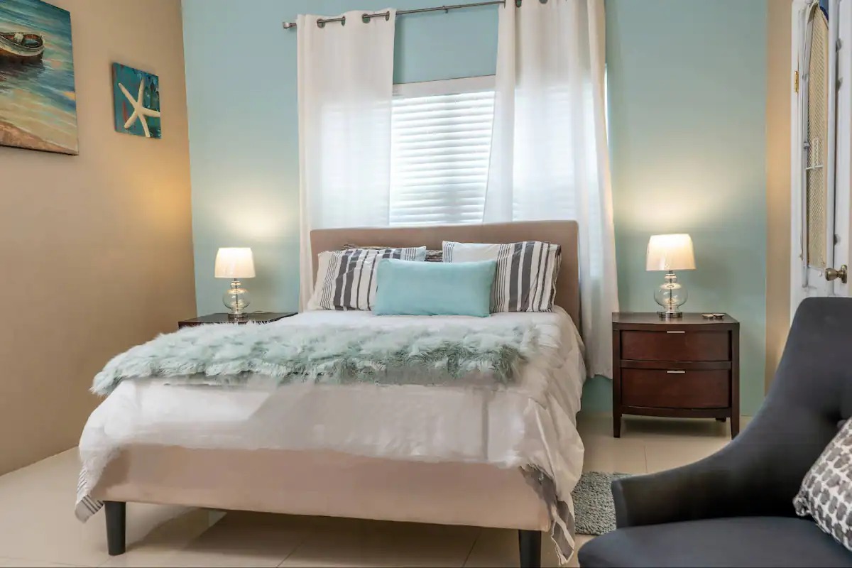 Midland_House's tweet photo. Midland House is a spacious and beautifully decorated family–friendly #home with a neat bunk bedroom, #tropicallandscape and a #woodendeck which extends the reach of the livable space to the #outdoors. https://t.co/vznl7lKYSE https://t.co/sTnfFEG8ET