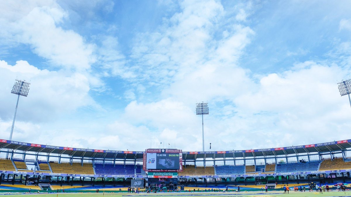 GabbbarSingh's tweet photo. Bhai agar Colombo me weather acha hai toh shuru kar do match, 3 baje ka kyu wait kar rahe. https://t.co/xRsZp8uSZq