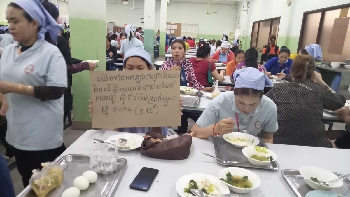 centralcambodia's tweet photo. Union member of #FTUWKC support the negotiation of the 2024 minimum wage of 215$.
#2024MinimumWage #Cambodia #GarmentWorker https://t.co/dm6axTVGHG