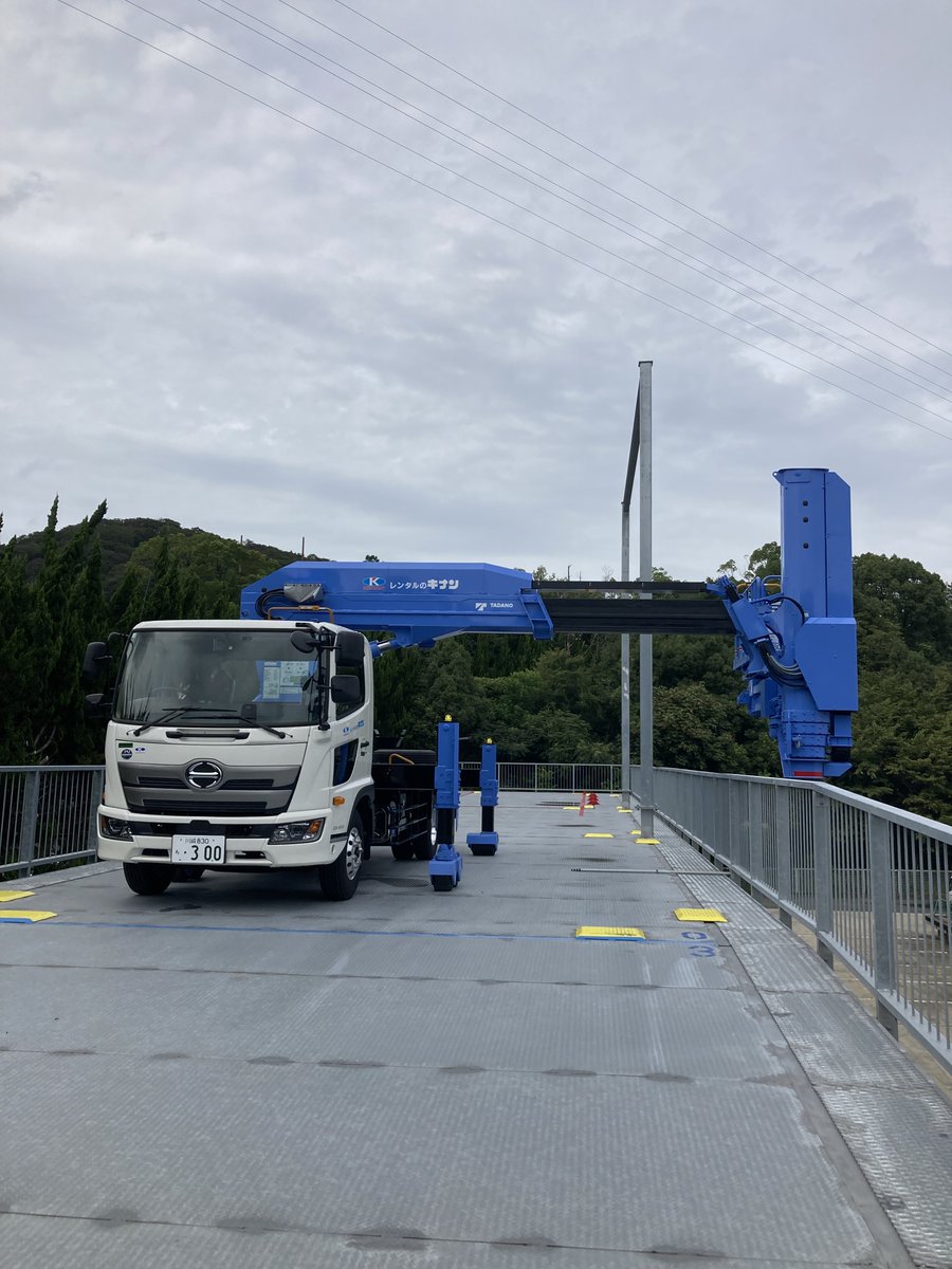 KinanKosyo's tweet photo. 先日、導入した新機種 BT-300を、KinanBridgeに持ち込んで性能チェックをしています。
こちらの作業姿勢で、懐幅3,000㎜を達成しています😆🎉♠️

#キナン #タダノ #BT300 #高所作業車 #橋梁点検車
#KinanBridge https://t.co/CHbaiBDtkw