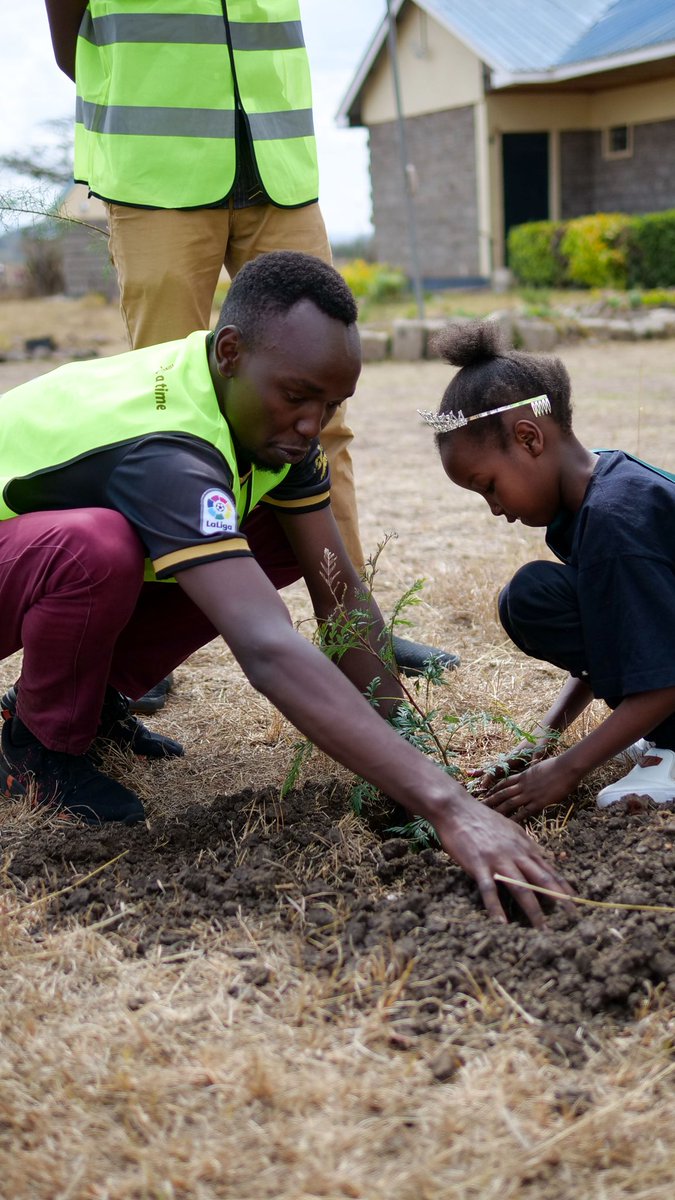 m_Augusty's tweet photo. Seeing young people committed in making an impact towards the care for our environment is something to celebrate.
The joy interacting and working with them is unmatched.
#UbuntuGreenAfrica
#LaudatoSi #JPICFA https://t.co/O2nL4Ibk1x