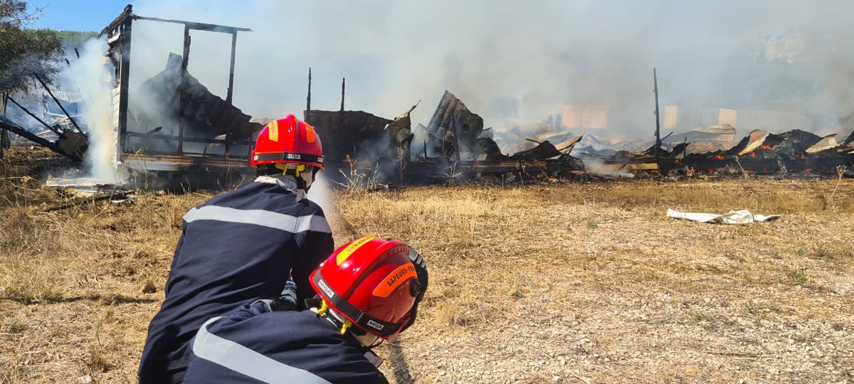 pompiersdugard's tweet photo. #intervention  hier à Beaucaire pour un feu de broussailles ayant impacté une zone de stockage de mobils home. A leur arrivée, les moyens sapeurs-pompiers étaient confrontés à un feu s'étant propagé à 50 bungalows et 2000m2 de broussailles. 1/2 https://t.co/WwERcljV7j