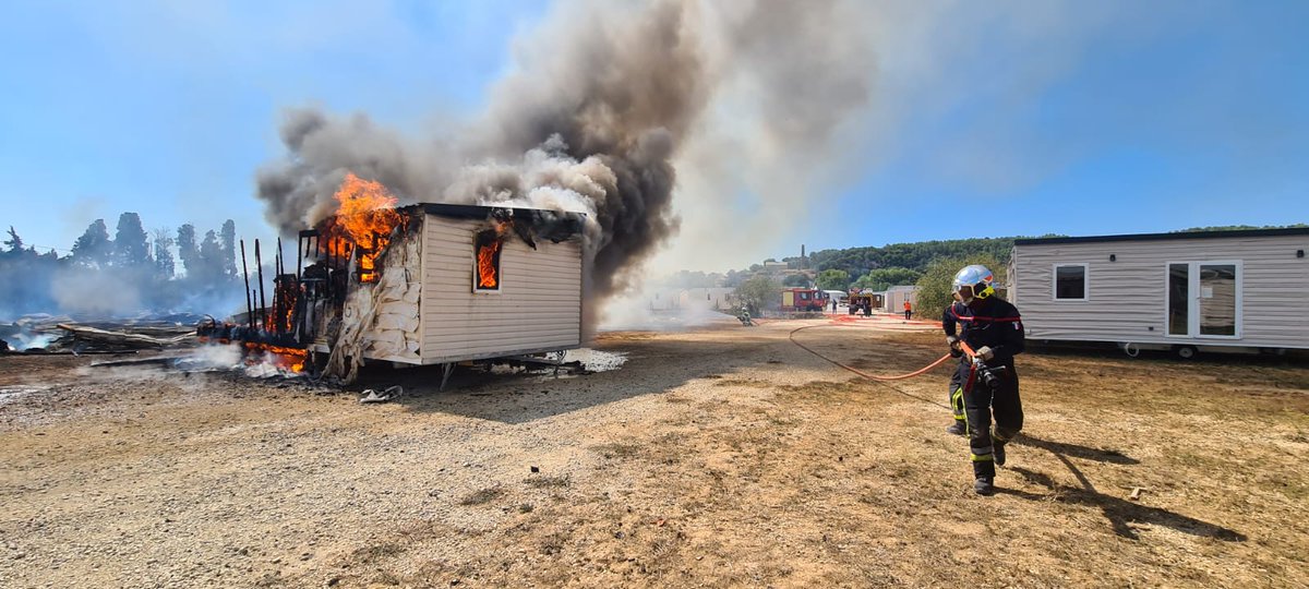 pompiersdugard's tweet photo. #intervention  hier à Beaucaire pour un feu de broussailles ayant impacté une zone de stockage de mobils home. A leur arrivée, les moyens sapeurs-pompiers étaient confrontés à un feu s'étant propagé à 50 bungalows et 2000m2 de broussailles. 1/2 https://t.co/WwERcljV7j