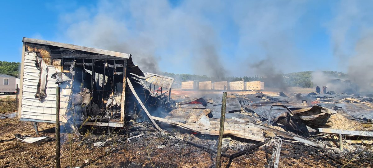 pompiersdugard's tweet photo. #intervention  hier à Beaucaire pour un feu de broussailles ayant impacté une zone de stockage de mobils home. A leur arrivée, les moyens sapeurs-pompiers étaient confrontés à un feu s'étant propagé à 50 bungalows et 2000m2 de broussailles. 1/2 https://t.co/WwERcljV7j