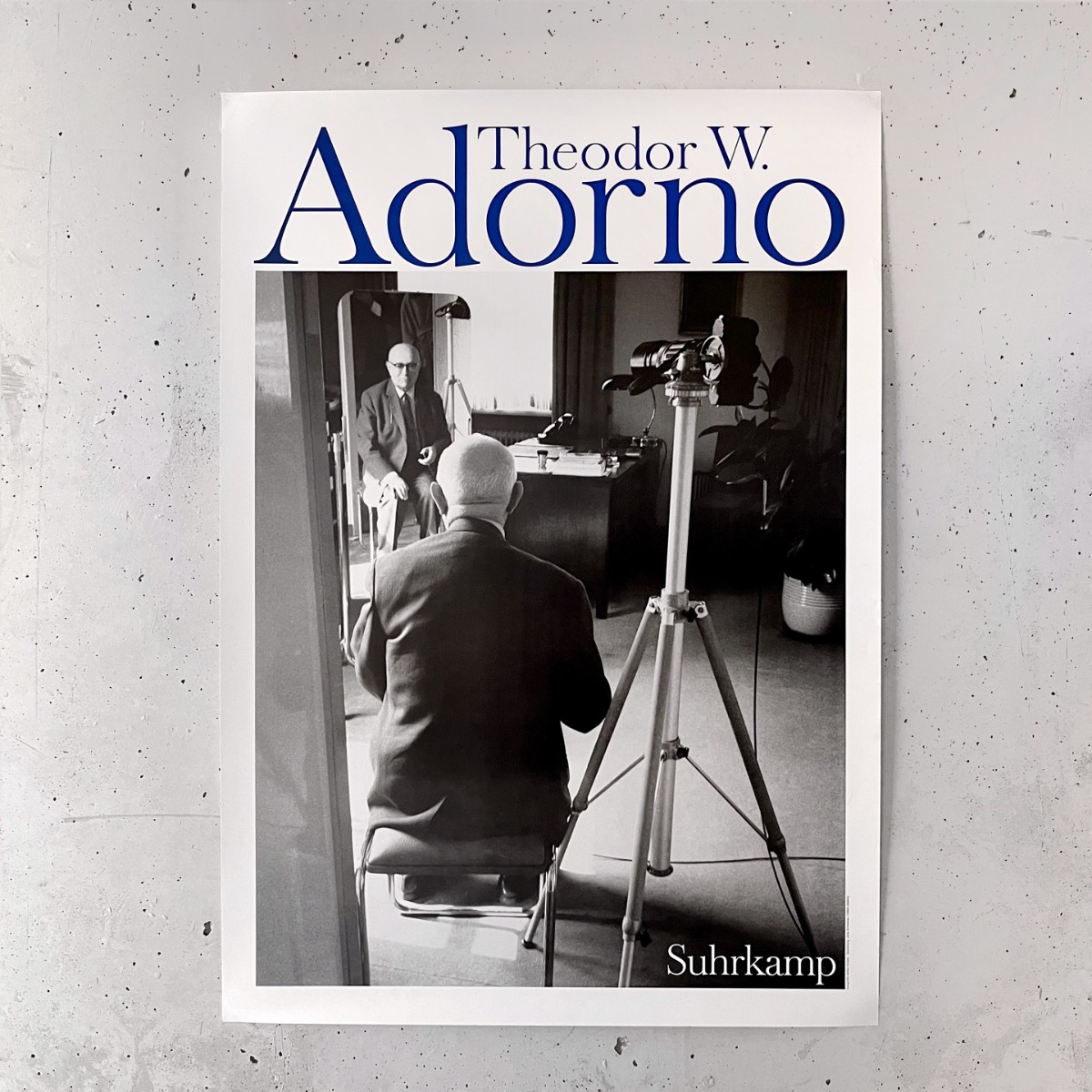 Wir erinnern an Theodor W. Adorno, der heute vor 120 Jahren geboren wurde. Zu diesem Anlass verlosen wir ein unverkäufliches Plakat des berühmten Philosophen – unter allen, die uns verraten, was sie ihn fragen würde, wäre er noch am Leben. Zum Gewinnspiel: shrk.vg/AdornoGewinnsp…