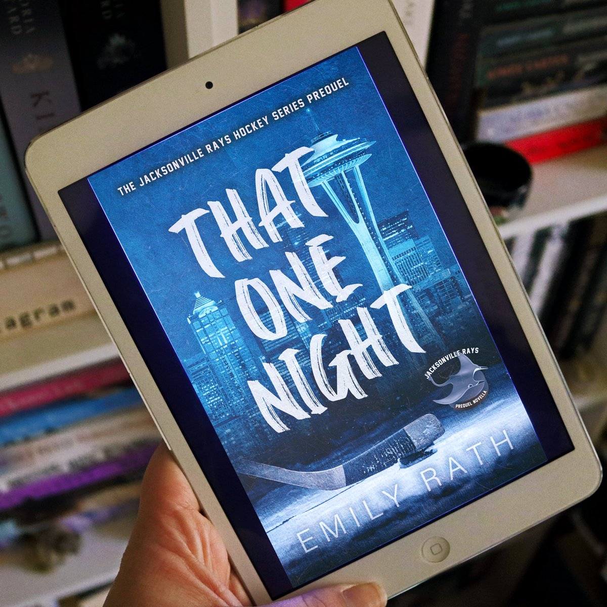 JustMeVictoria_'s tweet image. 📚new post📚
THAT ONE NIGHT | BOOK REVIEW
When you’ve got to make the most of just one night together… 💋

🔗 READ NOW: bit.ly/Review-ThatOne…

#ThatOneNight #EmilyRath #bookreview #bookblogger #romancebooks #hockeyromance