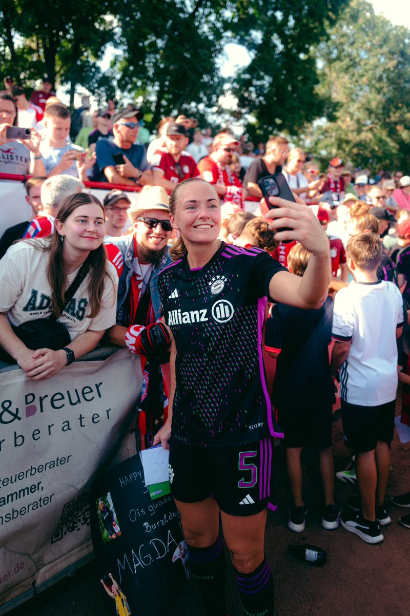 Enjoying getting to know you all. Great to get the win yesterday and make it through to the next round of the DFB Pokal ⚫️🟣