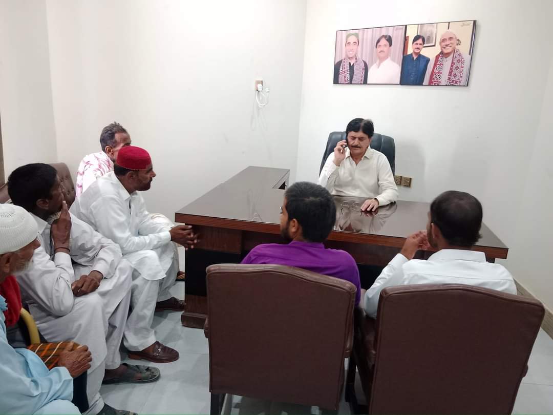 MunirChandioPPP's tweet photo. #عوامي_ليڊر_عوام_جي_وچ_۾
#PakistanPeoplesParty Devisional General Secretary #SBA ex #MPA Mumtaz Ali Chandio Sahab meeting with people of #PS_35 at Chandia House #NaushehroFeroz. @mumtazchandiomp @BBhuttoZardari https://t.co/TZ5EyqE88Y