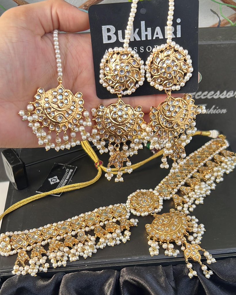 BukhariACCESSOR's tweet photo. 22k Goldplated ✨ Thappa Kundan Choker Set ♥️ ready to wear exclusively by #bukhariaccessories 💫

#choker #set #jewel #bukharijewellery #goldplatedjewelry #kundan #set #bridal #earrings #teeka #traditional https://t.co/Y5sJ30Vjsm