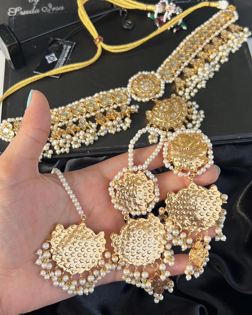 BukhariACCESSOR's tweet photo. 22k Goldplated ✨ Thappa Kundan Choker Set ♥️ ready to wear exclusively by #bukhariaccessories 💫

#choker #set #jewel #bukharijewellery #goldplatedjewelry #kundan #set #bridal #earrings #teeka #traditional https://t.co/Y5sJ30Vjsm