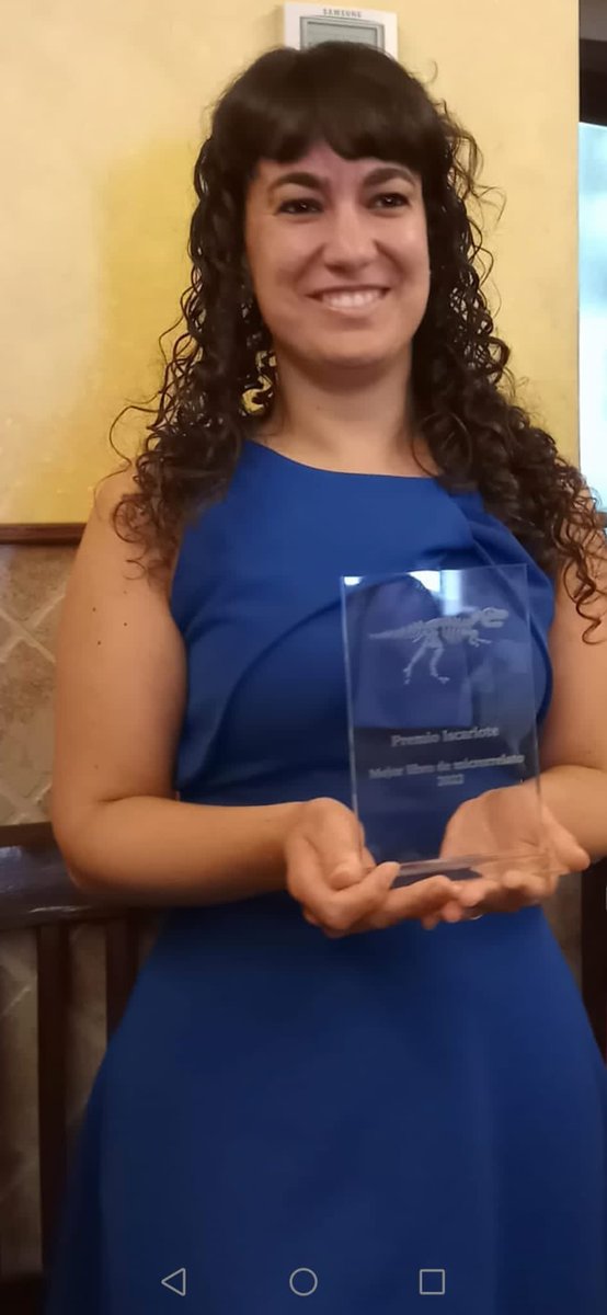 lorena_e_s's tweet photo. Feliz de haber recibido el primer Premio Iscariote y agradecida al Comité Urbach por haber elegido Oxímoron como el mejor libro de microrrelatos publicado en España en 2022 y por esta iniciativa que tanto necesitaba el género. https://t.co/MZ8nMFBGRL