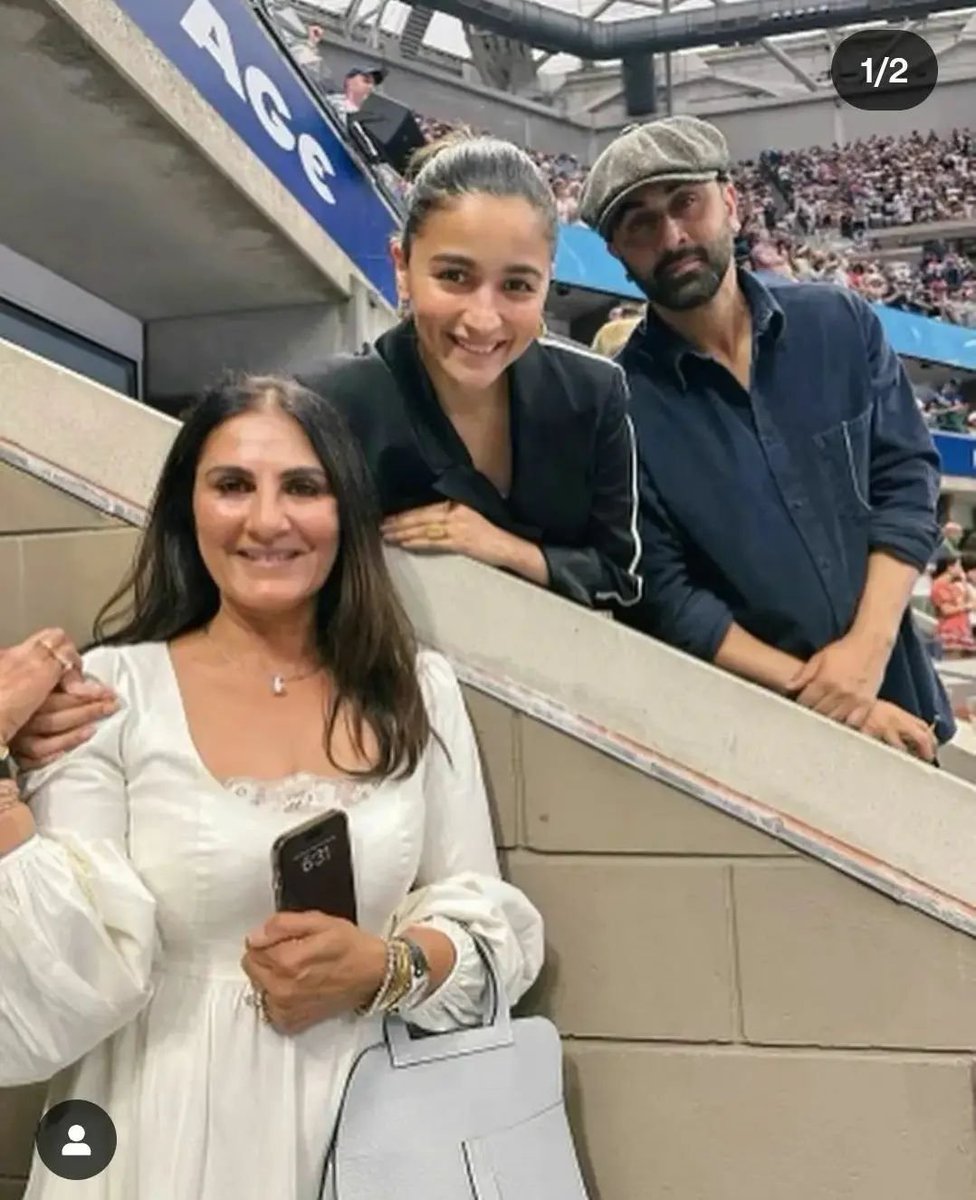 DelhiTimesTweet's tweet photo. .@aliaa08 and #RanbirKapoor posed with fans at the #USOpen final in #NewYork 🎾

#USOpenFinale #Animal #AliaBhatt #Ranbir #USOpen2023Final #AliaBhattFans #USOpen2023 https://t.co/WNQH6EjWEz