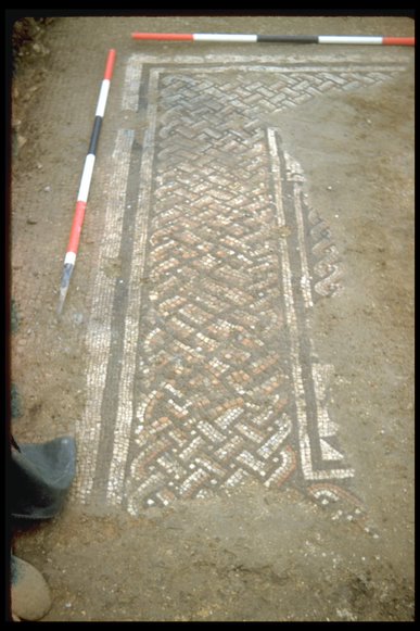 #MosaicMonday poor Roman repair job 🛠️
Stephen R. Cosh is the co-author and illustrator of the four-volume corpus of Romano-British mosaics. This mosaic at Rockbourne, now underground, was the worst mosaic he painted! 
#RomanBritain #Rockbourne #RomanVilla #Archaeology