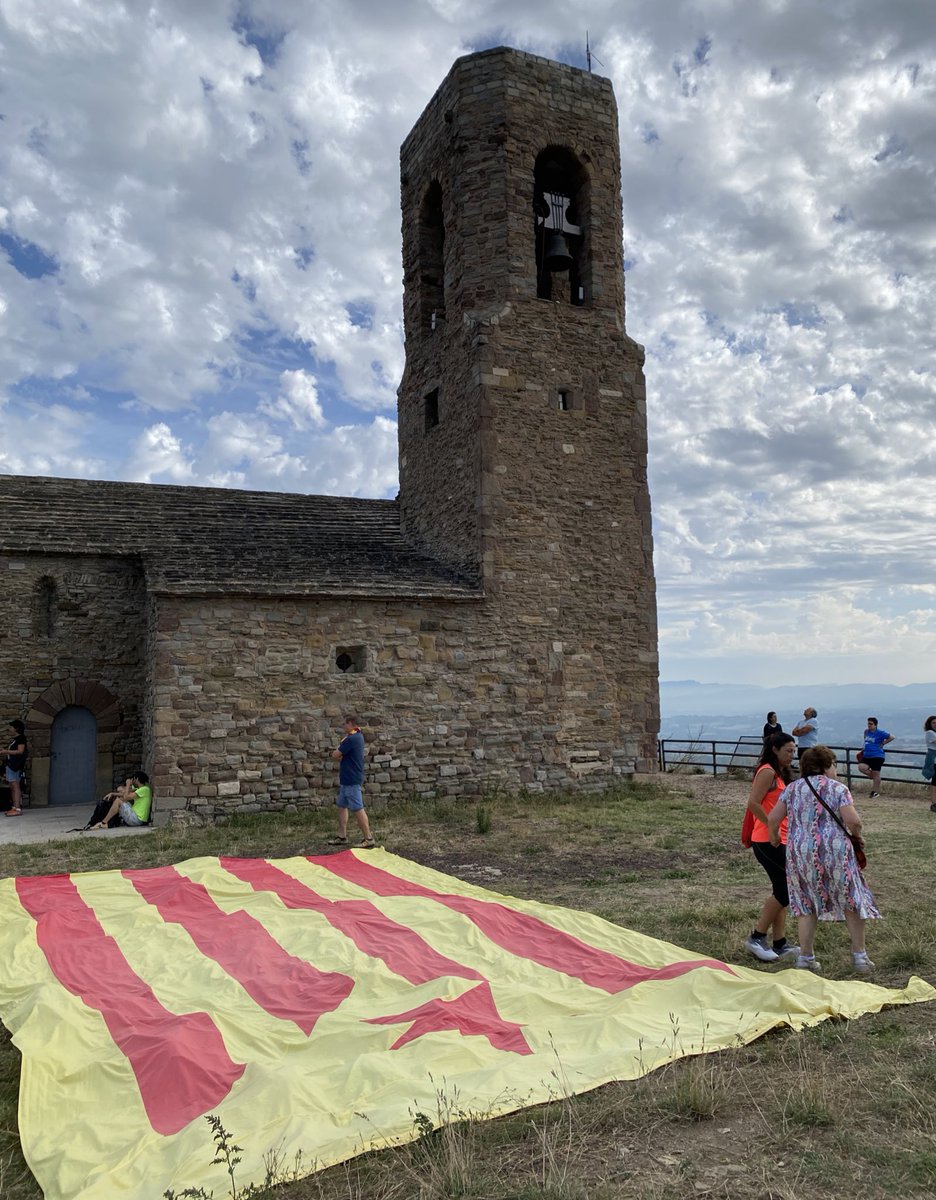 ✨ ᴅɪᴀᴅᴀ ɴᴀᴄɪᴏɴᴀʟ ᴅᴇ ᴄᴀᴛᴀʟᴜɴʏᴀ

☝️ Un centenar de persones porten l’estelada gegant al Castell de Tona.

#11S2023