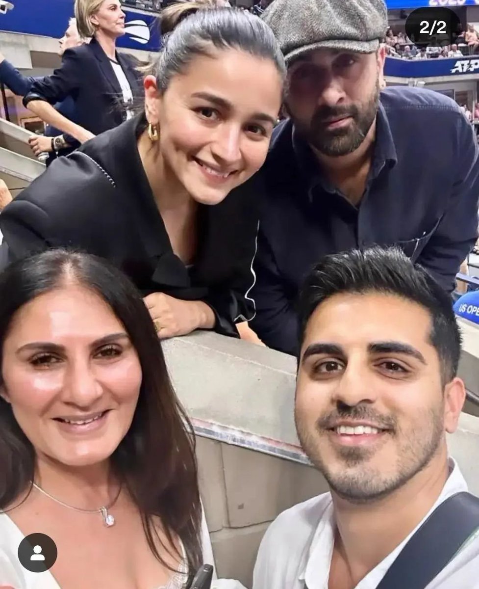bombaytimes's tweet photo. .@aliaa08 and #RanbirKapoor posed with fans at the #USOpen    final in #NewYork 🎾

#USOpenFinale #Animal #AliaBhatt #Ranbir #USOpen2023Final #AliaBhattFans #USOpen2023 https://t.co/kBeh1nXjv9