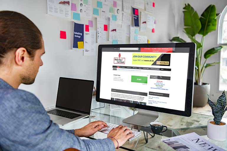 Onmisbare reflexen om fake news te ontmaskeren. De alomtegenwoordigheid van fake news stelt ons kritisch denkvermogen sterk op de proef. Enkele eenvoudige goede reflexen kunnen ons echter vermijden om in de val te trappen van het gemanipuleerde be... secunews.be/nl/thema-s/bij…