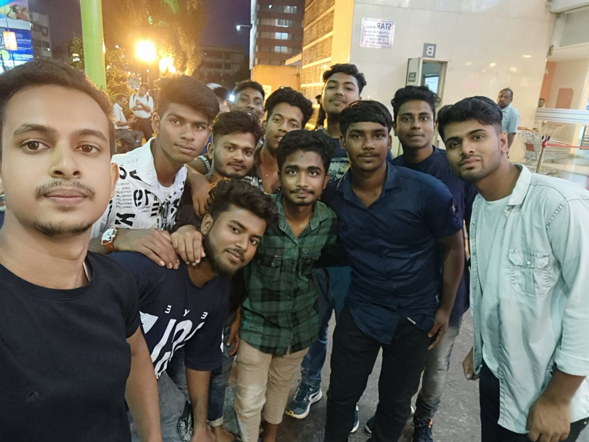 srk_nurul's tweet photo. Jawan first day celebration by our boys 💗  Zinda Banda 👑💗

@iamsrk @anirudhofficial @Atlee_dir @RedChilliesEnt @pooja_dadlani @NayantharaU @sanyamalhotra07 @priyaatlee
#Jawan #JawanCreatesHistory #SRK𓃵 #ShahRukhKhan𓃵 #Nayantara https://t.co/vZo0zP1i75