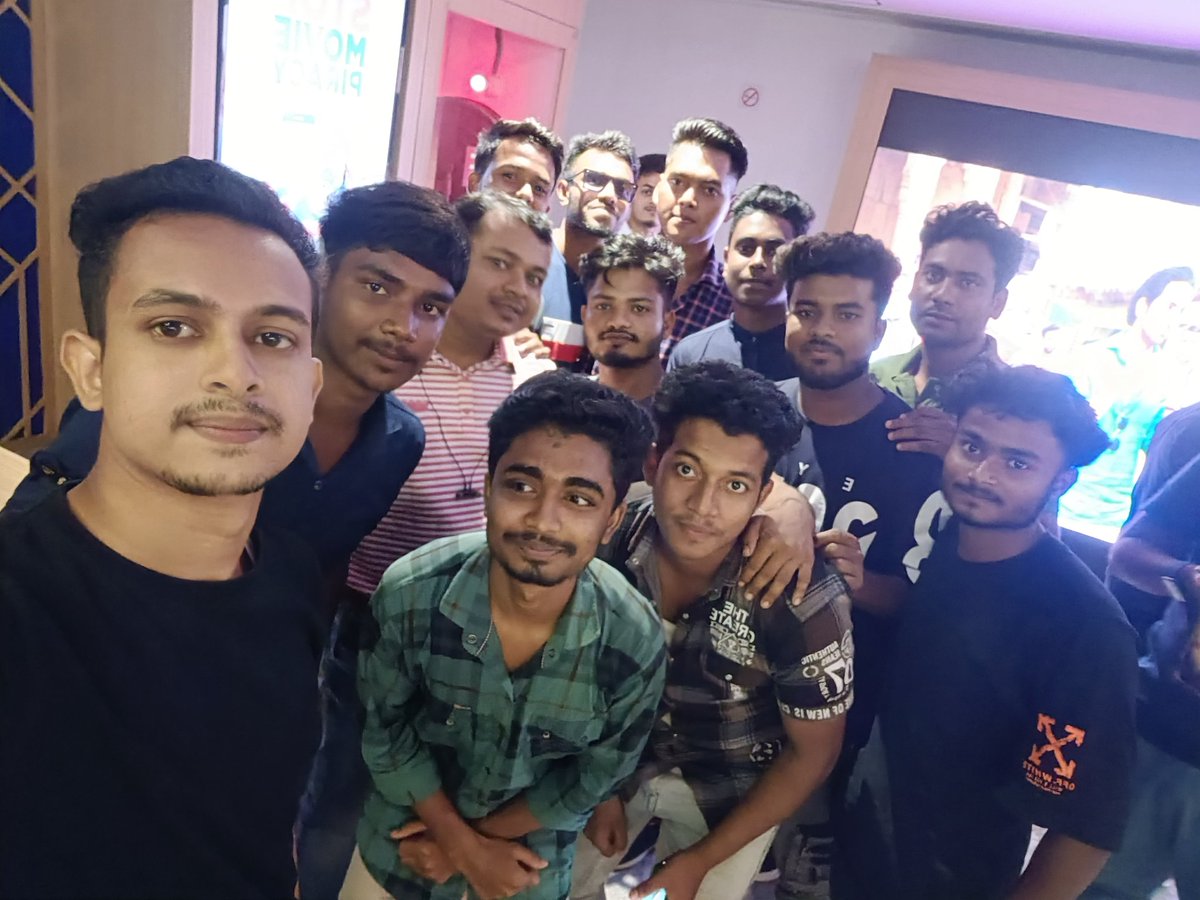 srk_nurul's tweet photo. Jawan first day celebration by our boys 💗  Zinda Banda 👑💗

@iamsrk @anirudhofficial @Atlee_dir @RedChilliesEnt @pooja_dadlani @NayantharaU @sanyamalhotra07 @priyaatlee
#Jawan #JawanCreatesHistory #SRK𓃵 #ShahRukhKhan𓃵 #Nayantara https://t.co/vZo0zP1i75