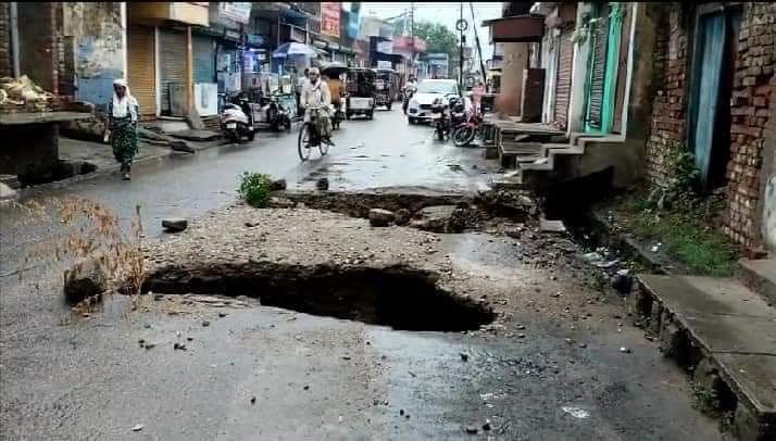 * तौबा तौबा : परलोक का द्वार*
अगर बरसात इसी स्पीड में जारी रहे तो बाहर न निकालना भैय्या,सीधा बैकुंठ का ही टिकट सकता है।
@SureshKKhanna 
@dmupsha 
#earthquake 
#LucknowMetro 
#firoznadiadwala
#colomboweather
#IndiaVsPakistan 
#AsiaCup2023 
#Thalaivar171
#TrailBlazerTelangana