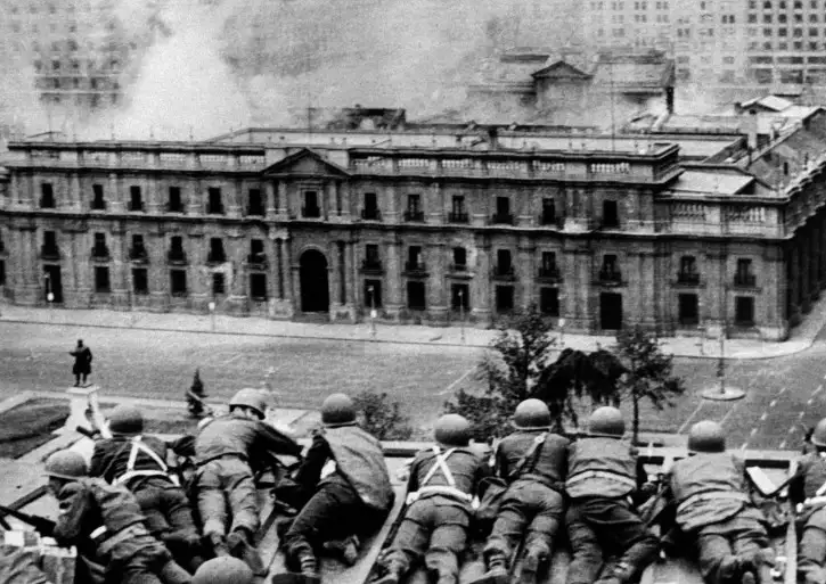 Heute vor 50 Jahren putschte das Militär in Chile. Was wir nicht vergessen dürfen: Der BND soll beteiligt gewesen sein, westdeutsche Politiker und Firmenbosse pflegten enge Beziehungen zur Junta,in der deutschen Sekte Colonia Dignidad wurden Oppositionelle gefoltert und ermordet.