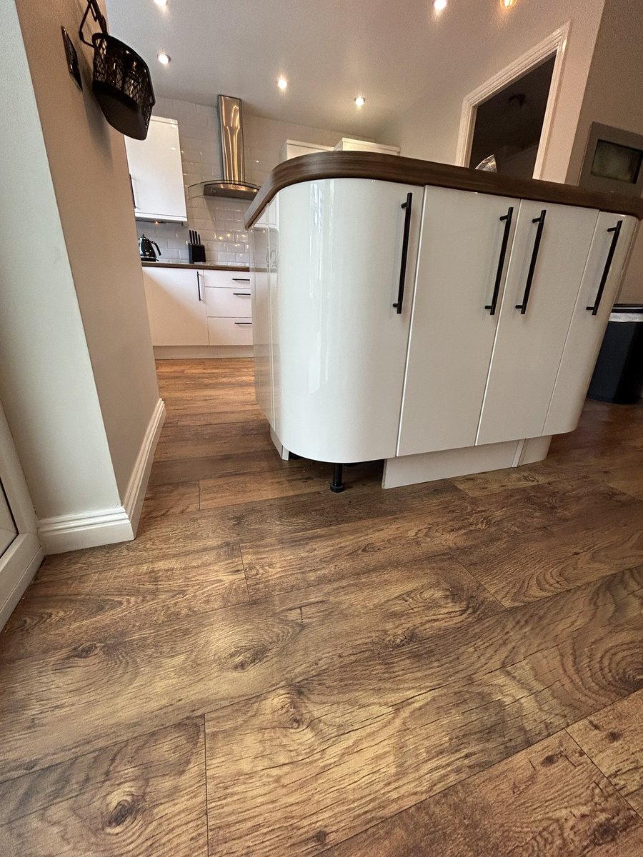 DarranCreese's tweet photo. @bandq_help hi, we recently moved into a house that had one of your kitchens installed a few years ago. We have a curved island and one of the curved edges of the plinth has snapped. Is there anything you can do to help please? Photo attached https://t.co/ytIdEkLr3H