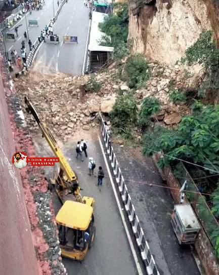 ChanduOGKRC's tweet photo. NTR కృష్ణ జిల్లా, విజయవాడలో ఇంద్రకీలాద్రి కనక దుర్గమ్మ అమ్మవారి కొండ క్రింద, కొండ చరియలు విరిగి రోడ్డు మీద పడ్డాయి, ఆ మార్గం గుండా వెళ్లేవారు కుంచుం చూసుకుని జాగ్రత్తగా వెళ్ళండి. కుదిరితే ఆ మార్గముని avoid చేయండి. #Vijayawada #APState https://t.co/KNAjAUteGa