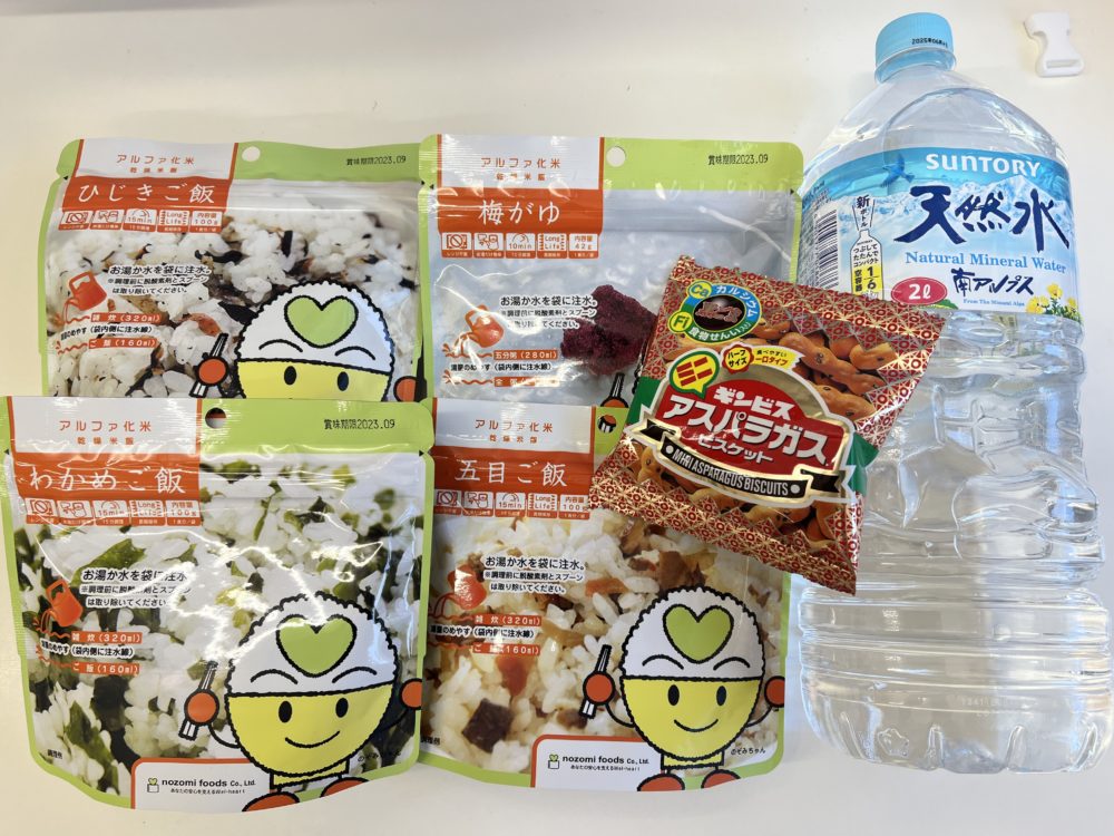FrontierKids_PR's tweet photo. 9月1日に、つくし保育園で避難訓練が行われました。

今回は非常食を試食しました！
始めて見る・食べる子が多く、乾燥したお米が食べられるご飯になるまで～を真剣に見つめていました。

非常時の備えは常にしておきたいですね😌

詳しくはこちら➡️https://t.co/YSglosm57T https://t.co/fZYRhIZRw9