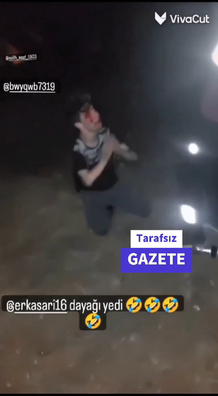 solcugazete's tweet photo. Bursa'da Suriyeli oldukları iddia edilen kişiler, 20 yaşındaki genç kızdan uygunsuz fotoğraf istedi. 

Durumu öğrenen %60 engelli erkek arkadaşı Erkan Sarı, tehdit eden kişileri sosyal medyadan uyardı. Konuşmak için bir araziye çağrılan Erkan Sarı, 2 Suriyeli tarafından silah ve sopalarla darp edildi.

Görüntüler, "Bu ülkede Türk'lere ve Kürt'lere rahat yok" diye sosyal medyada paylaşıldı. Saldırganlar reşit olmadığı için serbest bırakıldı. (Life Bursa)