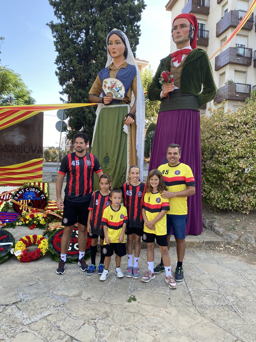 FSSANTCUGAT's tweet photo. Un any més, el club ha ofert l’ofrena floral a Rafael de Casanova.

#SantCugat #11setembre2023 @jordpalau @alberttejero @SamyaaBouras @LosaAitor @AnnaPaA19 @FCF_CAT @jordicampoy8 @manelm1972 @martacolome6 @ballarideclaque @Guillem159 @Guimpros @ajsantcugat @josepmvalles https://t.co/HJSbHPPA05