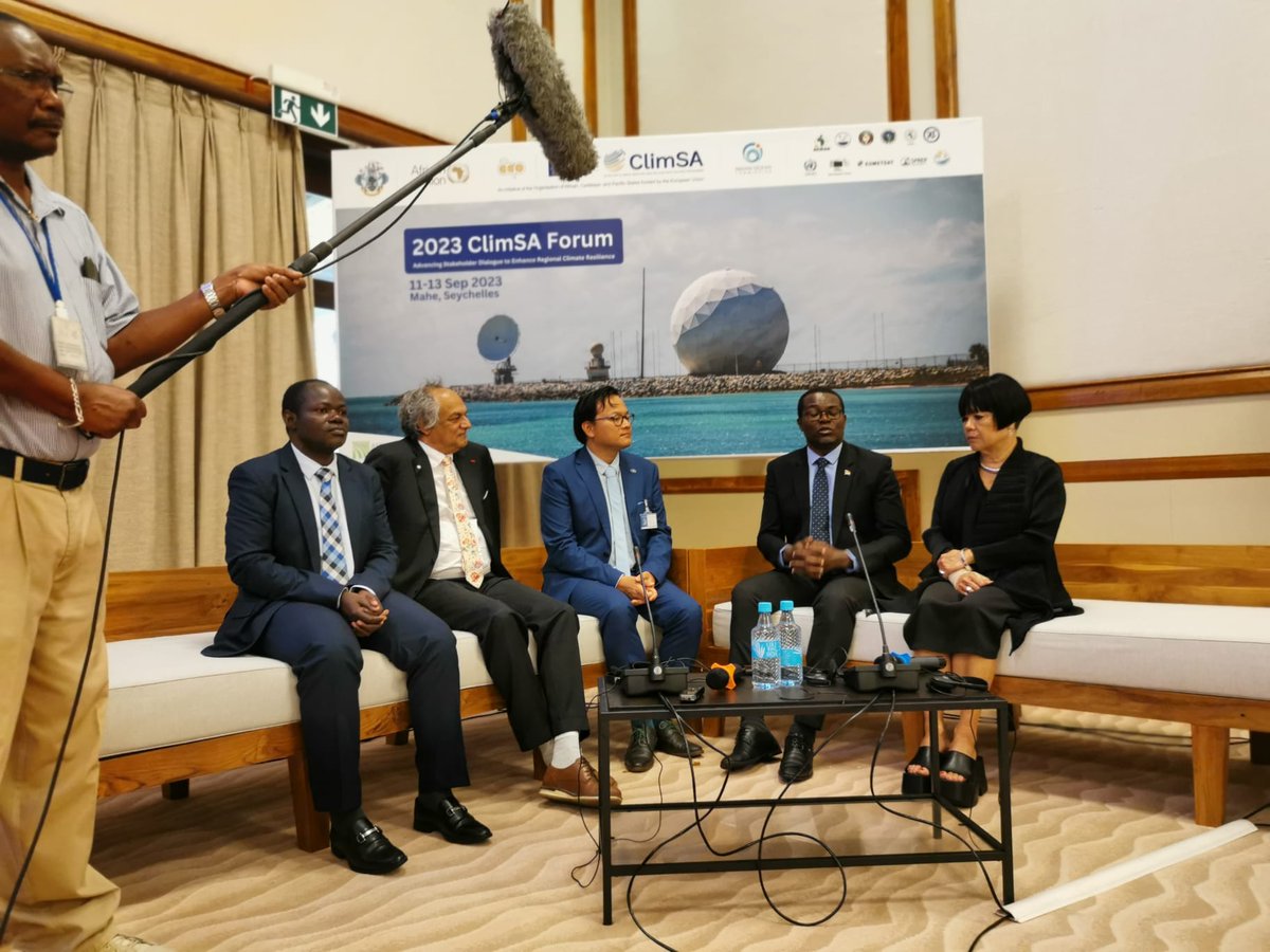 commission_coi's tweet image. 💬Pr. Marimoutou SG de la COI @intraacpclimsa #Forum
Avec services climatiques améliorés #HYDROMET, produisant  connaissance, scenarii et tendances➡️ pouvoirs publics &amp;amp; opérateurs éco auront des données pr (a)ménager territoires, planifier activités, préservation, réduire risques