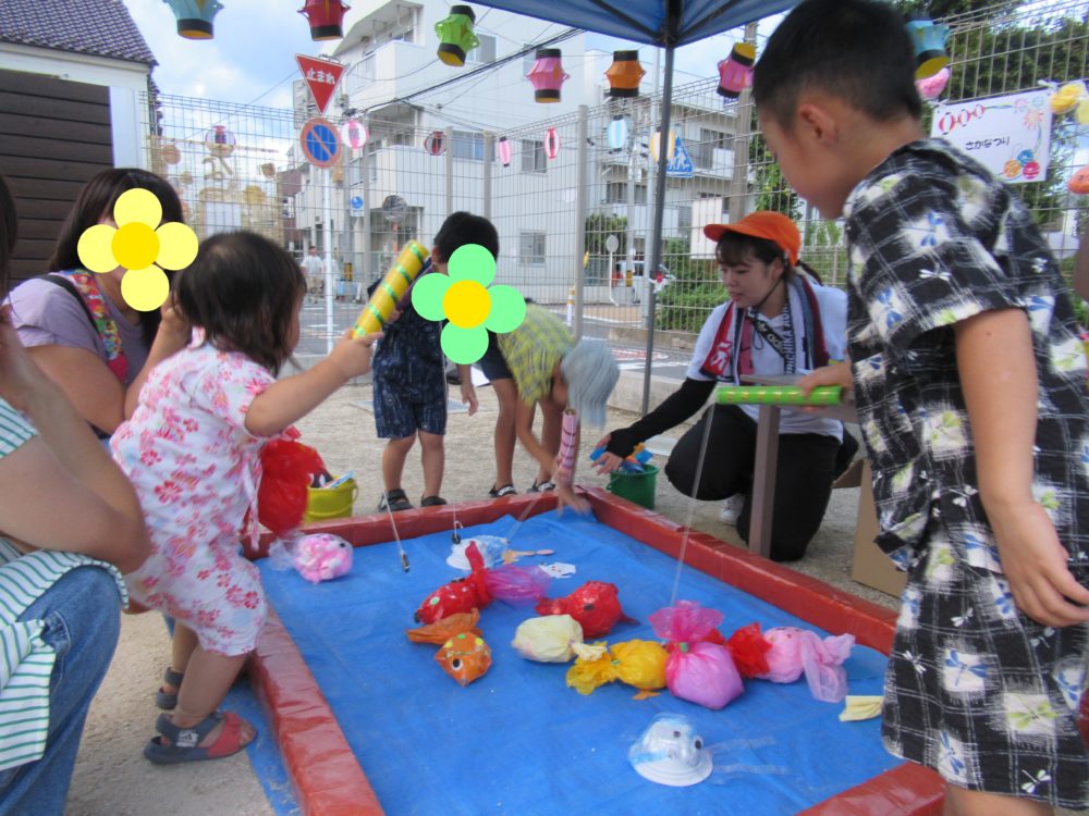 FrontierKids_PR's tweet photo. 先日、つくし保育園で夏祭りが行われました！

今年はつくし保育園の子ども達以外にも、卒園児や近隣の方など、たくさんの方が遊びに来てくれました✨
ゲームコーナーや盆踊りをして、大盛り上がりの1日でした😊

詳しくはこちら➡️https://t.co/5tFsTpt0mk https://t.co/DiM4V4LBNL